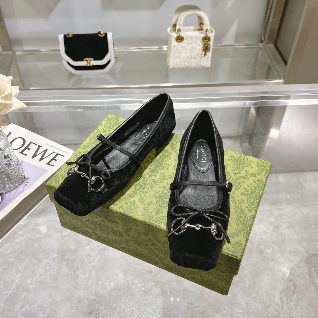 👟👟Ex-factory price 560👟👟 Gucci Horsebit series women's ballet flats. This iconic horsebit ballet flats features a square toe design and elegant bow details, paying tribute to the traditional ballet shoe style. This piece is crafted from Gucci ankh leather and embellished with a light gold-tone horsebit buckle. A 'sacchetto' construction with a soft, padded insole provides a great fit. ✅Size: 35-42 (customized for 40-42) ✅Sole material: Imported Italian genuine leather sole ✅Packaging: Brand new red box packaging
